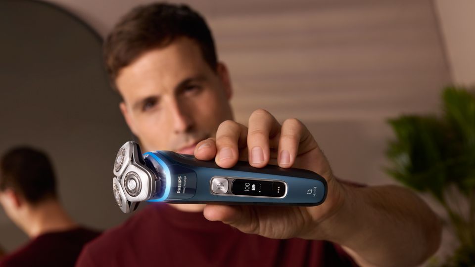 i9000 Prestige Wet&Dry Electric Shaver with SkinIQ XP9201/30 | Philips