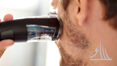 Nadzvedává a navádí vousy pro snadné rovnoměrné zastřihování