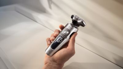 Primer plano de una afeitadora en mojado Philips S9000 Prestige durante la preparaci&oacute;n para el afeitado.