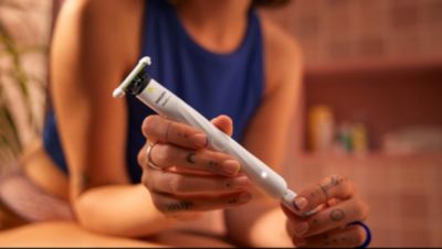 Person, die einen intimen Trimmer in den Händen hält