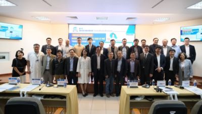 Các diễn giả và đại biểu chụp ảnh lưu niệm tại hội thảo chụp cắt lớp vi tính (CT) tim mạch