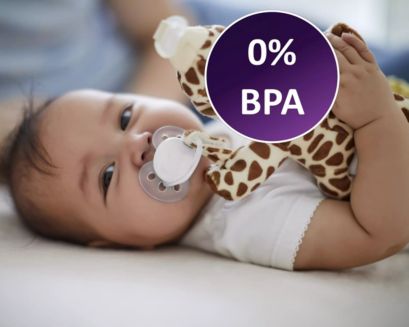 Ребенок улыбается, прижимаясь к себе