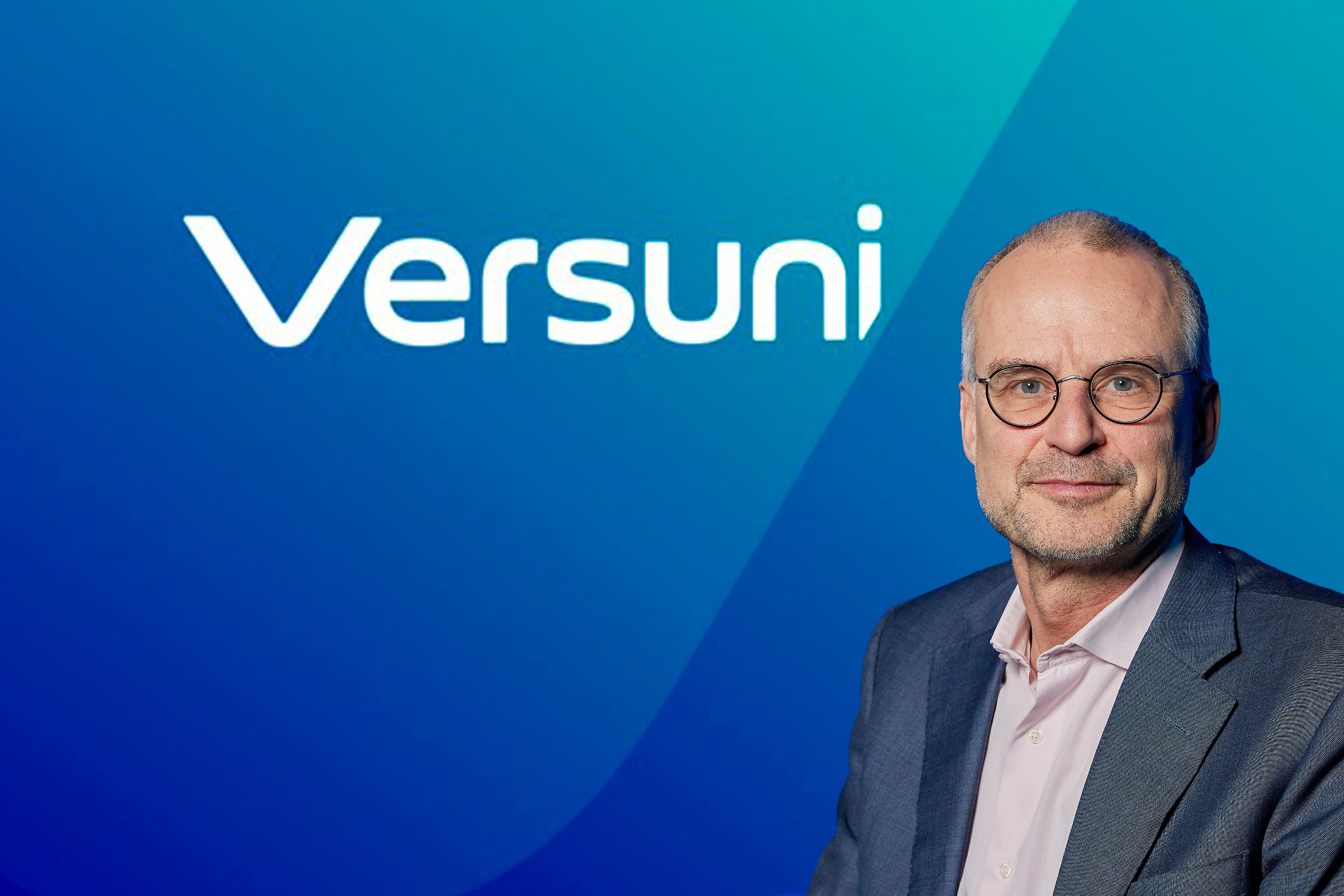 CEO Henk S. de Jong presents the new company name Versuni and the new visual identity of the brand to employees around the world