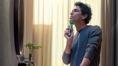 フィリップスシェーバーS9000シリーズで男性のシェービング