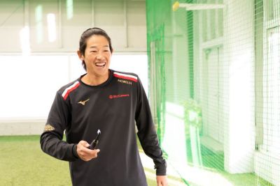 ソフトボールトレーニング中に動きを実演する上野由岐子選手