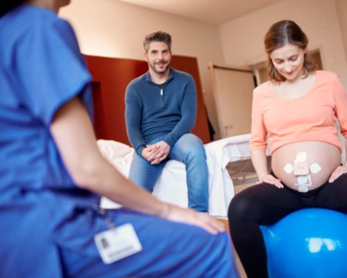 Moeder op yogabal met riemloze pod en patch