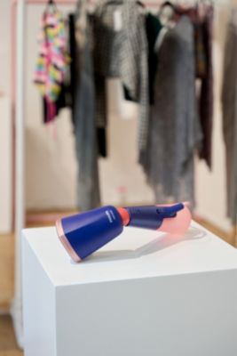 Handdampfgarer auf Ausstellungssockel platziert