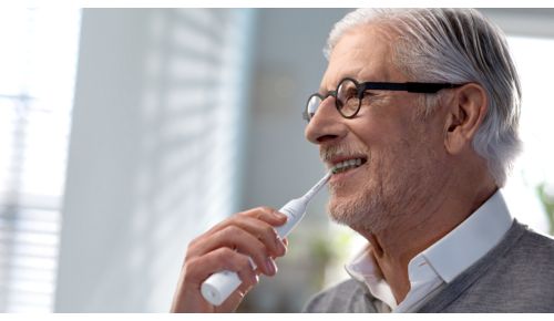 Das ergonomische Design macht das Halten und die Verwendung der Zahnbürste einfach