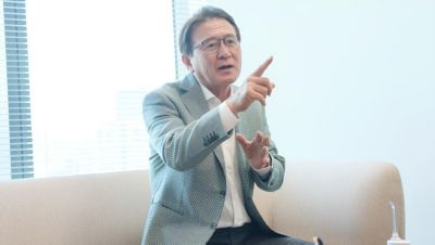 インタビュー中の世古俊彦