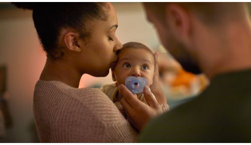 Dopasowuje się do krzywizn twarzy, zapewniając komfort dziecka