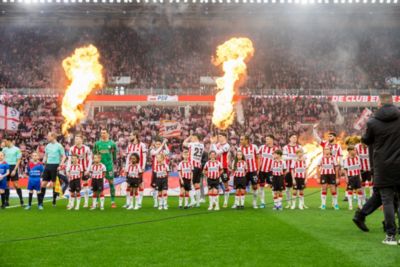 Kinderen van Philips-medewerkers met spelers van PSV het veld op