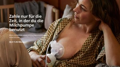 Mutter benutzt eine Milchpumpe mit dem Ausleih-Informationstext