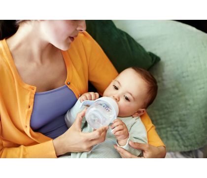 Facilita al tuo bambino il passaggio alla tazza per bere