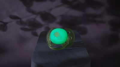 Излъчва светлина в тъмното дълго време след загасяване на осветлението