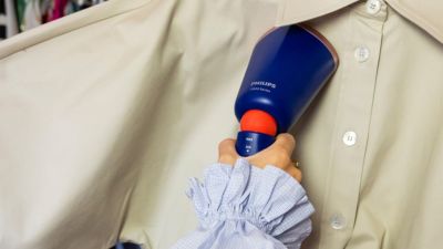 Philips Handdampfglätter entfernt Falten aus beigem Hemd