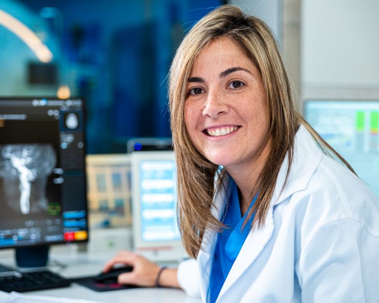 MTR Rocio Muñoz vor dem Computer im Krankenhaus Nuestra Señora del Rosario in Madrid