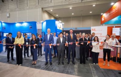 Japan Health 2025でフィリップスとオランダの代表がテープカットを行う