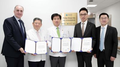 센텀종합병원에서 쇼사이트 인증서를 들고 있는 병원장과 기업 임원들
