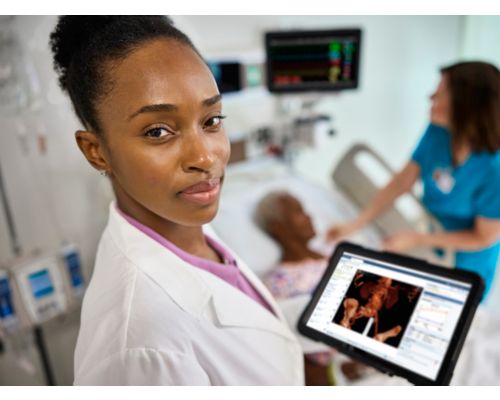 Médico junto a la cama con Enterprise Viewer en un iPad