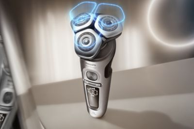 Primer plano de una afeitadora en mojado Philips S9000 Prestige y su tecnolog&iacute;a rotativa.