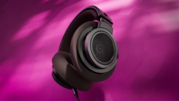 Slušalke z akustično prepustnim hrbtnim delom