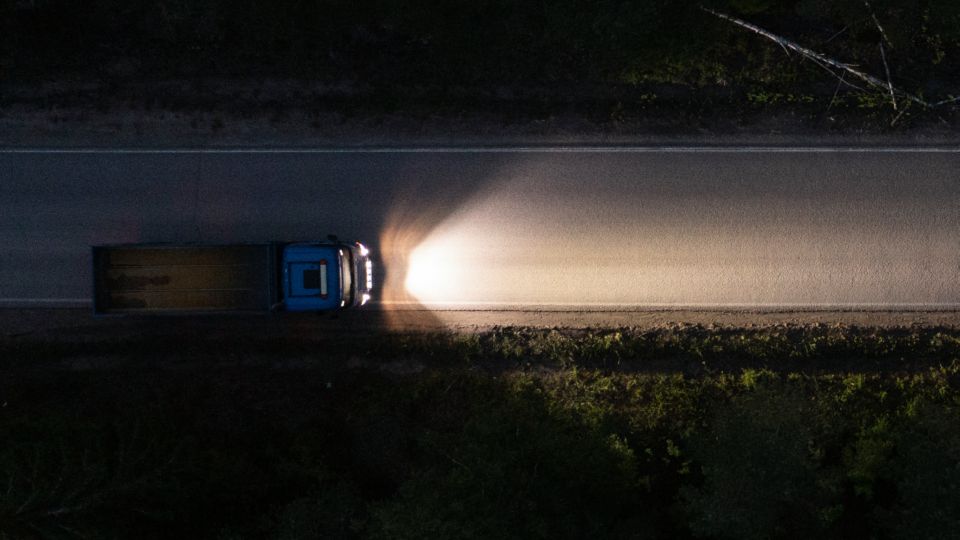 Auto mit eingeschalteten Scheinwerfern