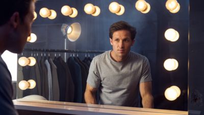 Hombre mir&aacute;ndose al espejo despu&eacute;s de afeitarse