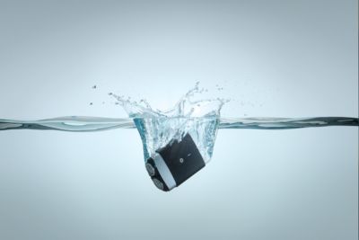 IPX7 防水性能：可在淋浴時使用且可全面水洗