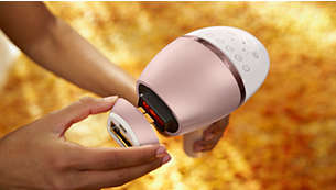 Urządzenie Philips Lumea IPL z technologią SenseIQ ma 5 ustawień światła. Czujnik SmartSkin sprawdza odcień skóry i wskazuje najlepsze ustawienie.