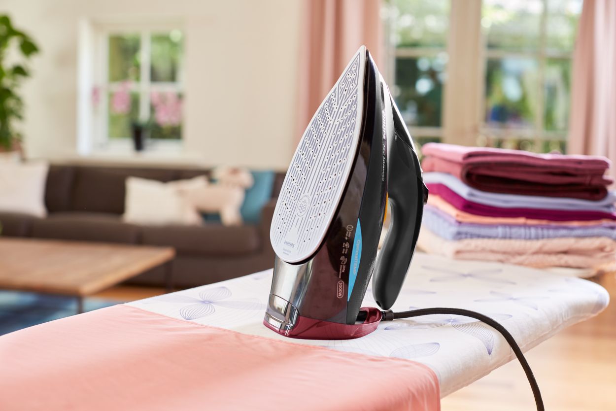 Azur Advanced Steam Iron with OptimalTEMP technology GC4933/80