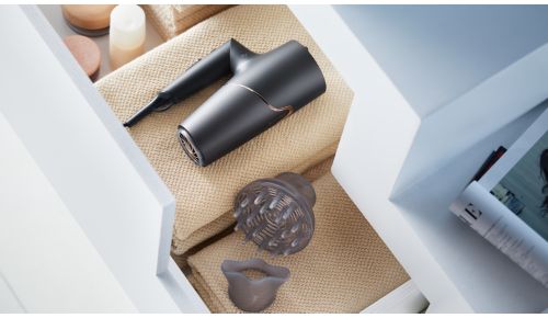 Przekręcany i składany uchwyt ułatwia przechowywanie