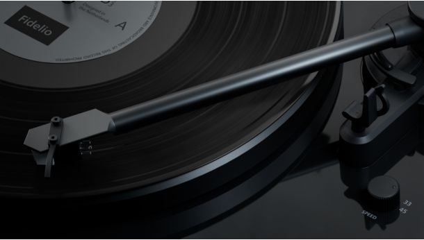 Belt-drive turntable with two speeds