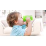 Ajuda com a transição para crescer usando o copo infantil