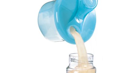 Holds enough powdered formula for three 260 ml/ 9 oz feeds