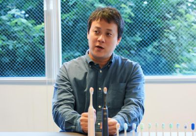 歯ブラシディスプレイでオーラルケアについて語るインタビュー対象者