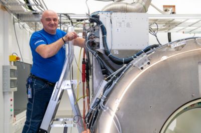 Technicus die aan mri-machine werkt
