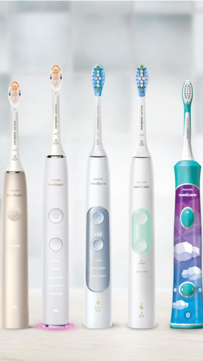 Femme utilisant une brosse à dents électrique Philips Sonicare