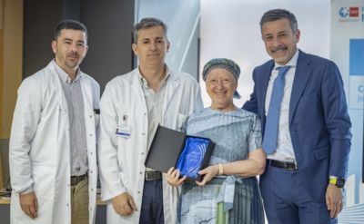 Entrega placa conmemorativa primero
