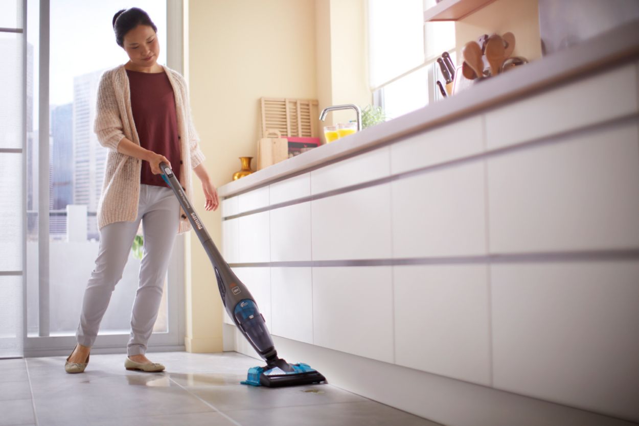 Пылесос очиститель. Philips fc6402. Пылесос Philips fc6402 POWERPRO Aqua. Philips 6402 пылесос. Уборка пылесос вертикальный.