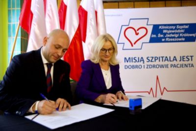 Przedstawiciele szpitala podpisują umowę partnerską dotyczącą opieki nad pacjentami z udarem w Rzeszowie.