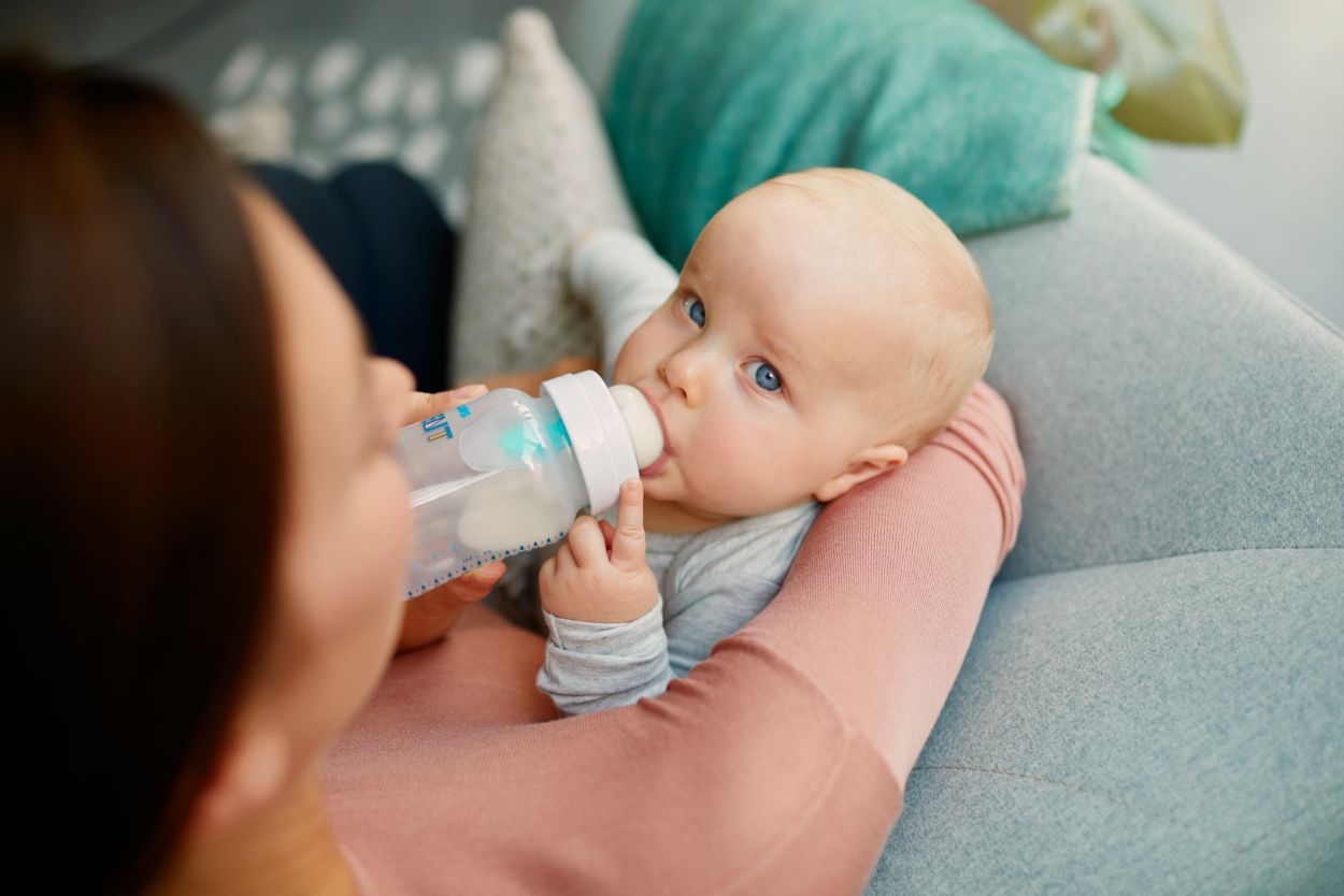 Cómo dar el biberón correctamente a tu bebé recién nacido?