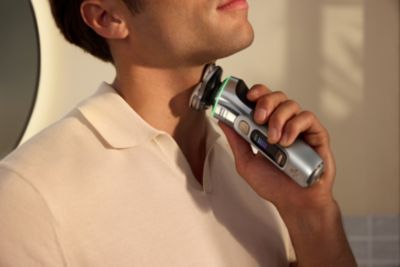 Mann, der sich mit einem Elektrorasierer den Hals rasiert