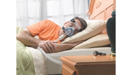Abgewinkelte Ausatemventile leiten die Luft in einer vom Bettpartner abgewandten Richtung ab