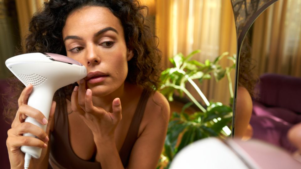 Lumea IPL 8000 Series IPL Hair removal device with SenseIQ BRI932