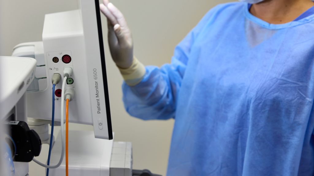Clinician using Patient Monitor 6500 in the OR - side view
