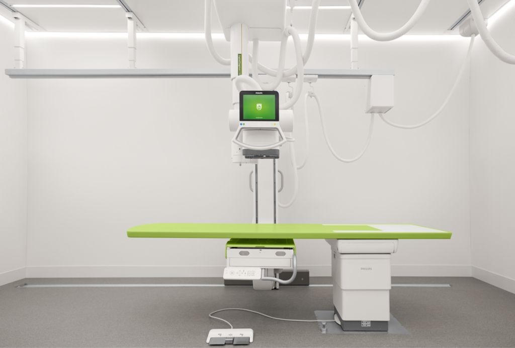 The single-detector DigitalDiagnost C90 Flex room VM90 with automated ceiling suspension, moveable vertical stand, and single side suspended table with swivel put every part of the patient into the exposure range. You can reduce patient repositioning and gain application freedom with virtually unlimited pre-defined settings of the tube and the detector mounted on the moveable stand’s flexible arm