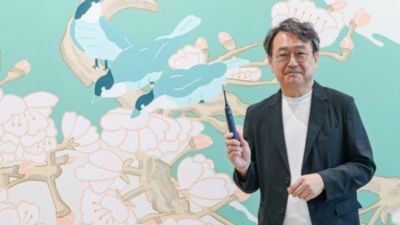 フィリップスソニッケアーの歯ブラシを持った櫻井正雄さん