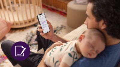 De baby die van de ouderholding smartphone controleert