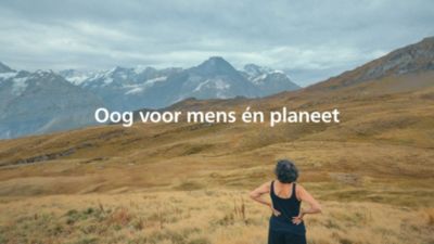 Vrouw die berglandschap bekijkt