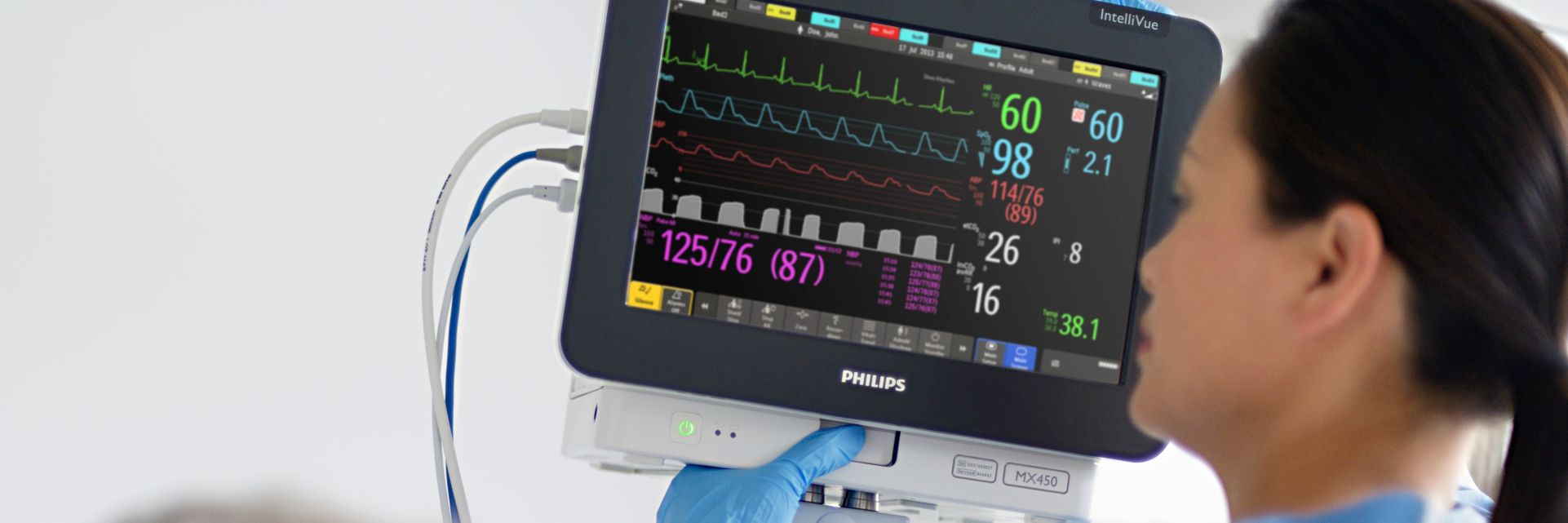 clinician viewing vitals on MX450
